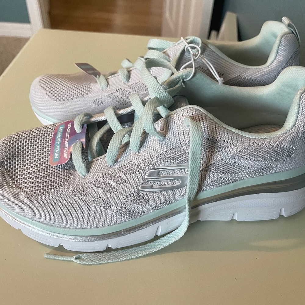 Skechers sneaker white size 7 NWT